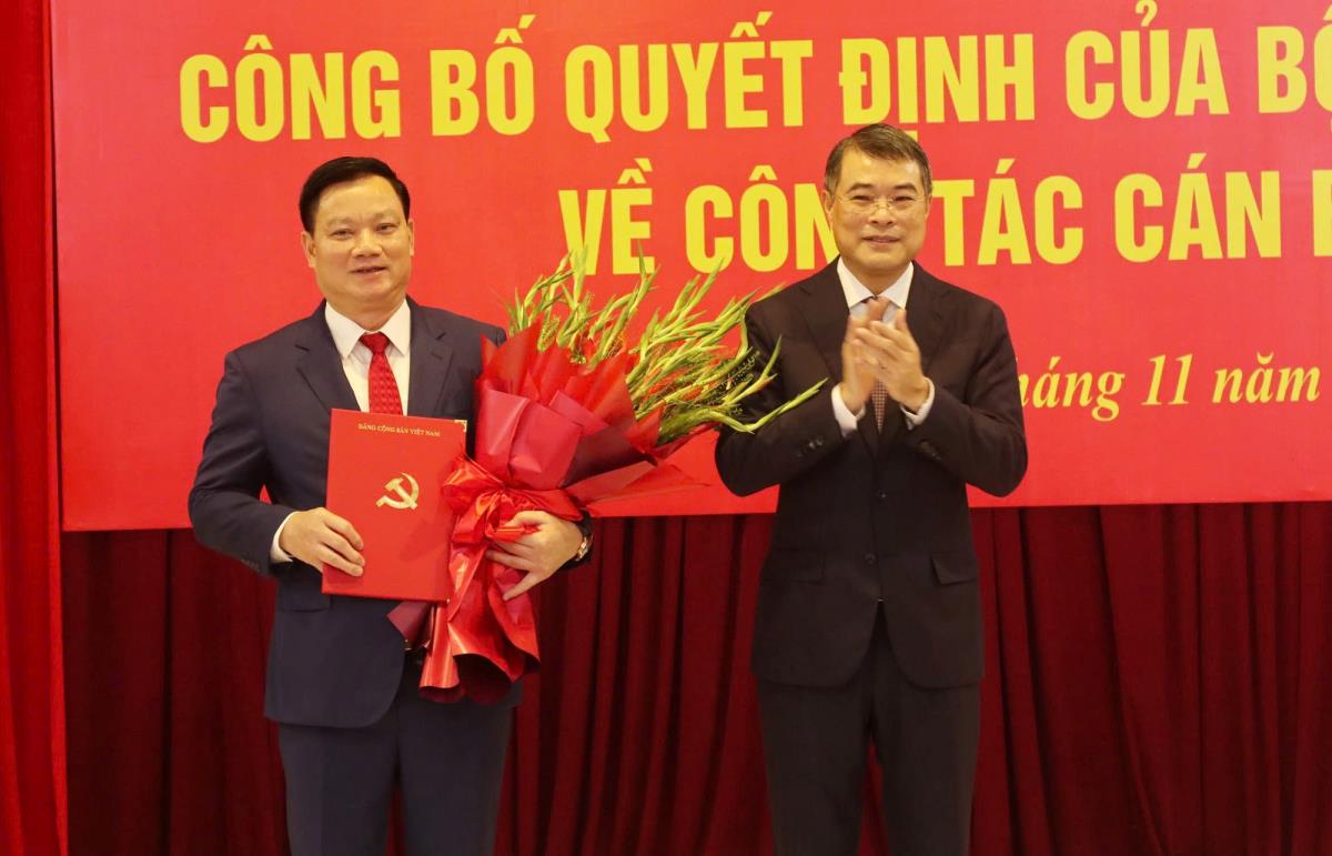 Ông Lê Minh Hưng, Trưởng Ban Tổ chức Trung ương trao quyết định điều động ông Nguyễn Khắc Thận giữ chức Bí thư Tỉnh ủy Nghệ An.