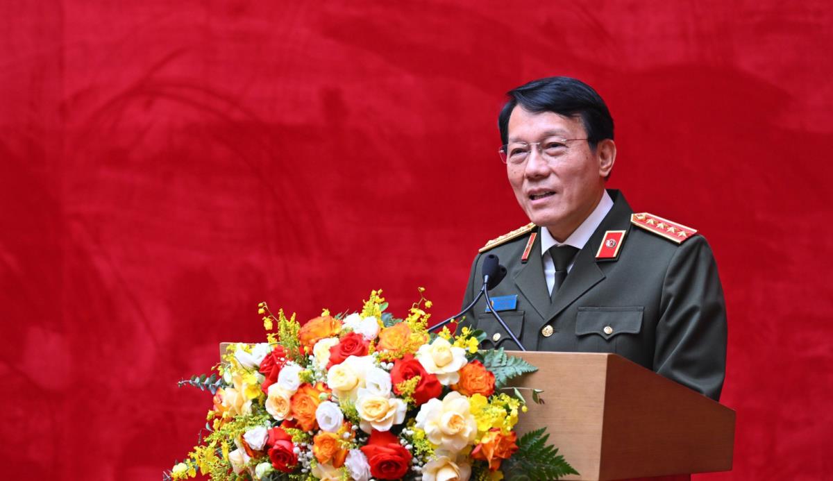 Các đại biểu dự Hội nghị chụp ảnh lưu niệm.