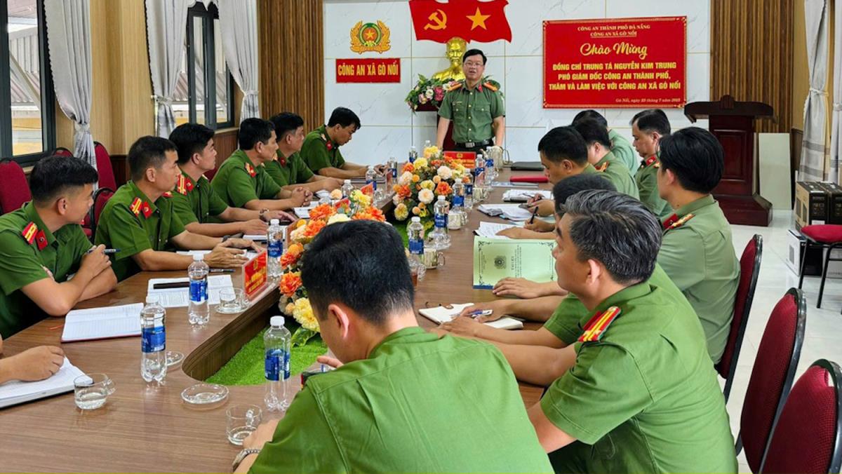 Công an xã Điện Bàn Tây chuyển hàng cứu trợ đến người dân vùng lũ.