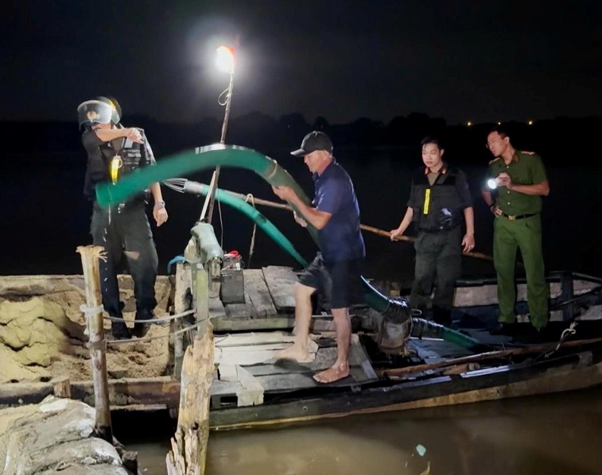 Khởi tố các đối tượng trong đường dây khai thác cát trái phép.