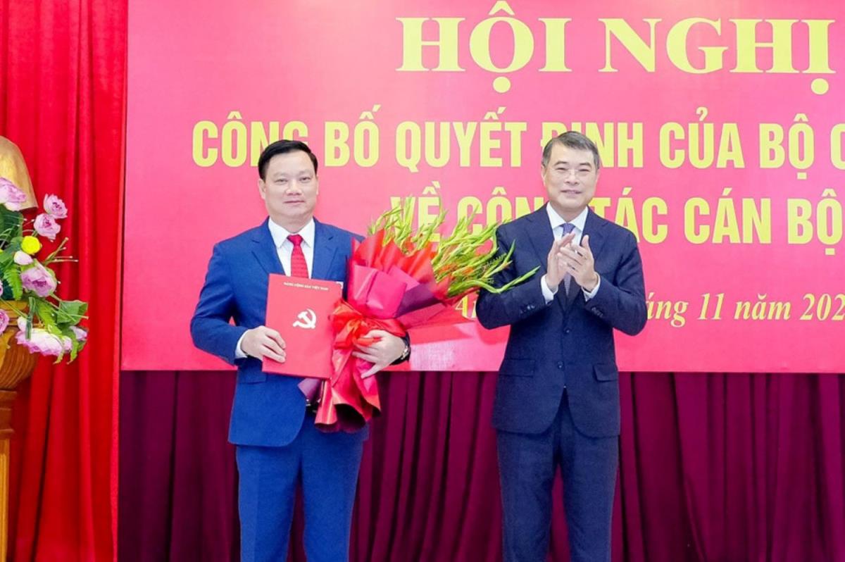 Trưởng Ban Tổ chức Trung ương Lê Minh Hưng trao quyết định cho ông Nguyễn Khắc Thận (ảnh P.B)