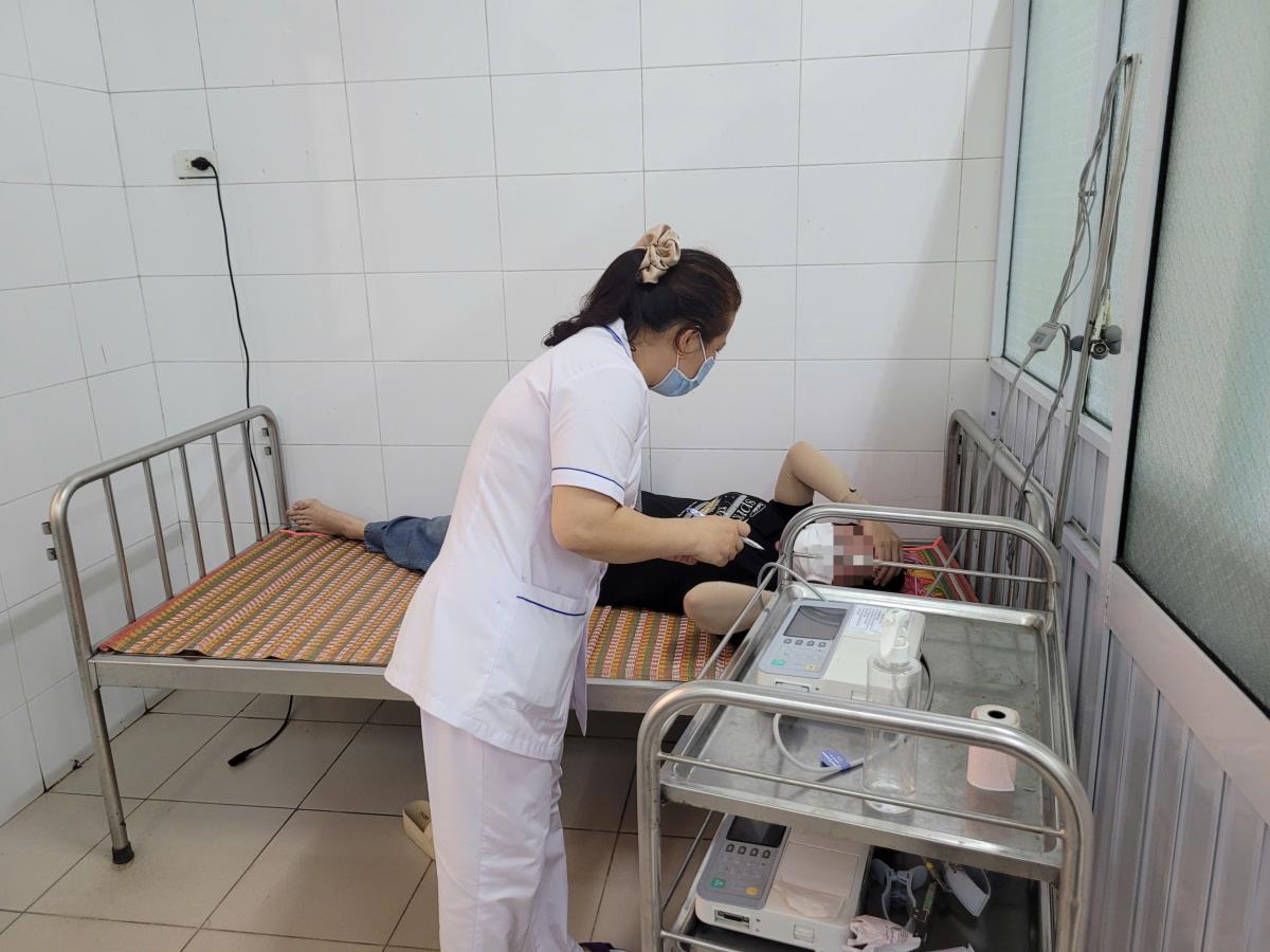 Nhân viên y tế thăm khám cho người bệnh nghi ngộ độc.