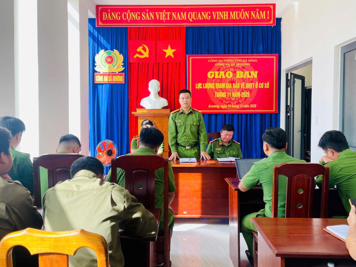 48 thành viên lực lượng tham gia bảo vệ ANTT cơ sở của 16 thôn được nhận quà