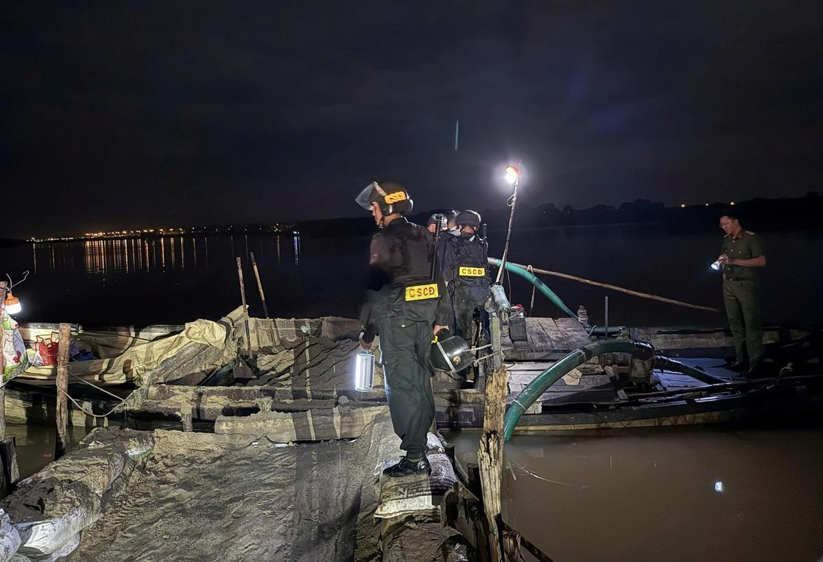 Ô tô chở cát từ khu vực khai thác cát trái phép. Ảnh: CACC