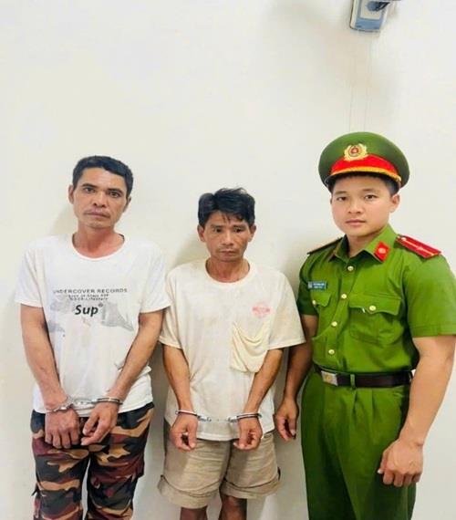 Hai đối tượng Cải và Vinh bị Công an xã Ea Kiết bắt giữ.