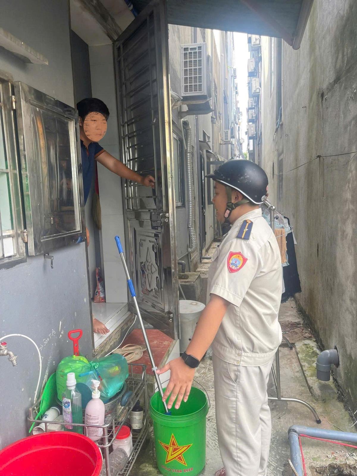 Lực lượng chức năng phường An Hải kiểm tra và nhắc nhở người dân không chiếm dụng lối thoát hiểm.