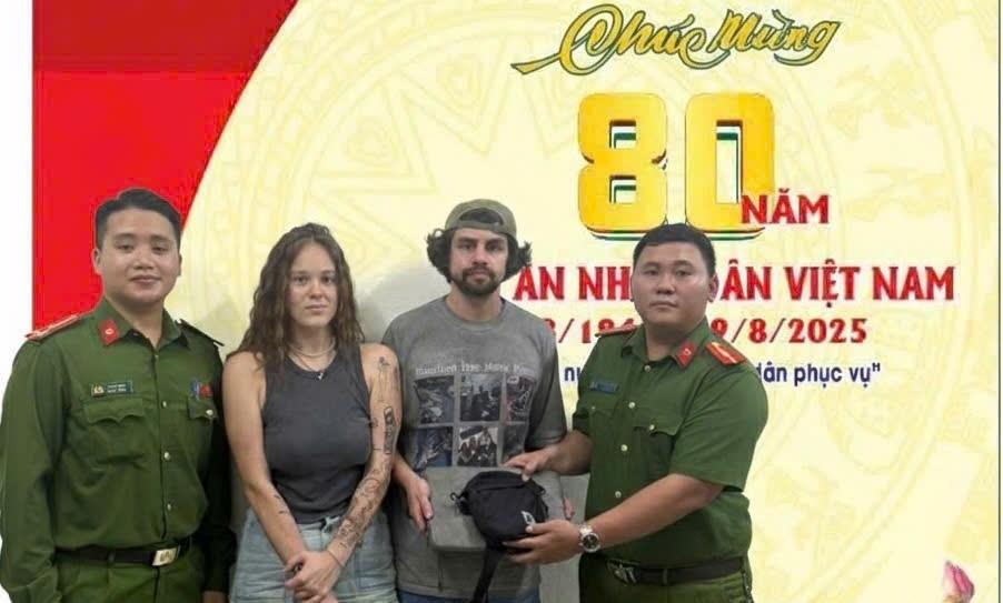 Công an phường An Khê trao trả tài sản 2 du khách Nga.