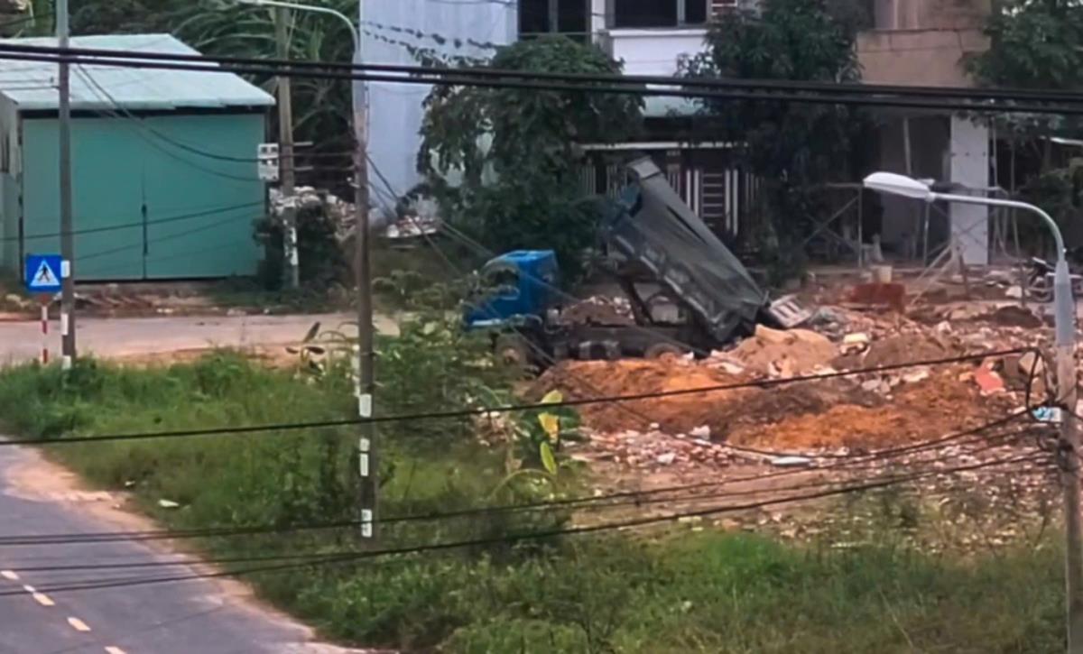 Một trường hợp đổ xà bần trái phép bị Công an phường Hòa Khánh phát hiện, xử lý.