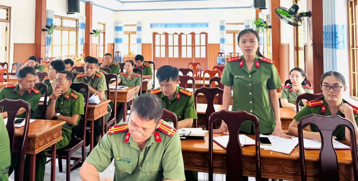 Cán bộ chiến sĩ Công an xã Tam Anh góp ý kiến tại buổi đối thoại.