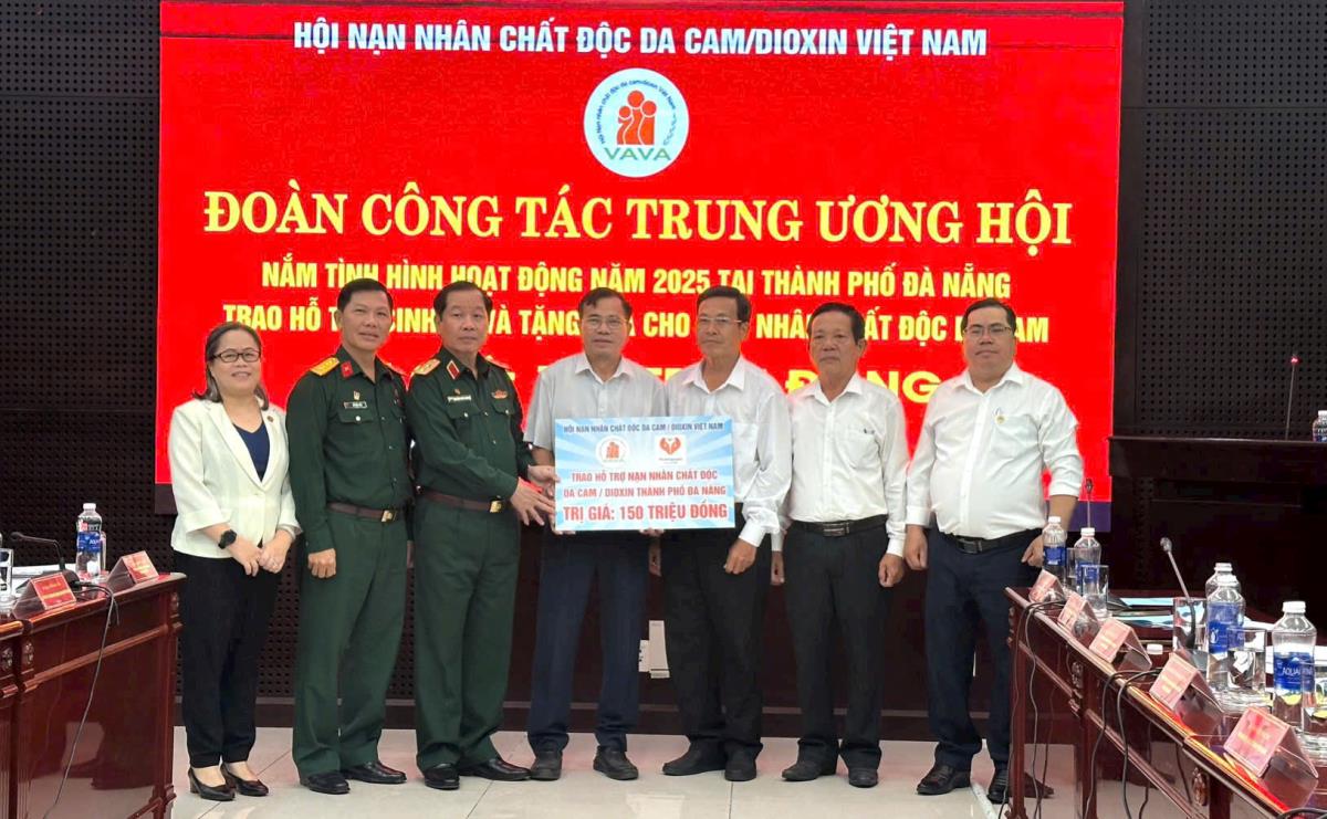 Đoàn công tác trao quà hỗ trợ nạn nhân chất độc da cam/dioxin TP Đà Nẵng.