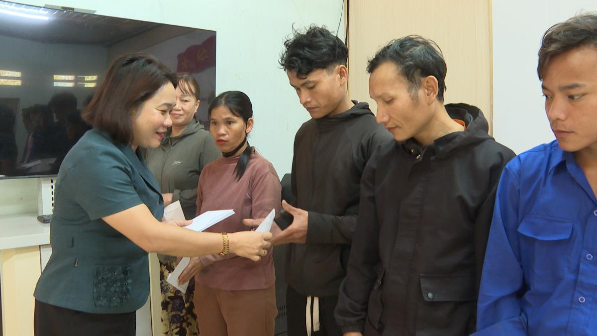 Bà Huỳnh Thị Thùy Dung, Đại tá Lê Huy tặng quà cho già làng, người có uy tín.