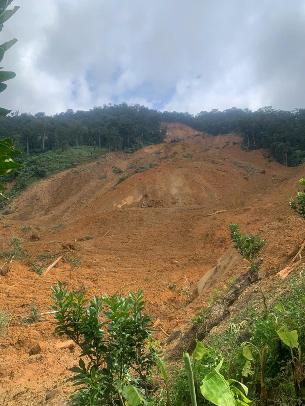 Công an xã cùng chính quyền địa phương tìm phương án cứu hộ cứu nạn tại khu vực sạt lở.