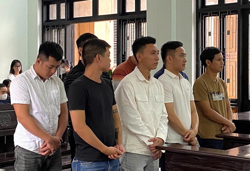 Các bị cáo trong đường dây đánh bạc dưới hình thức cá độ bóng đá tại phiên tòa.