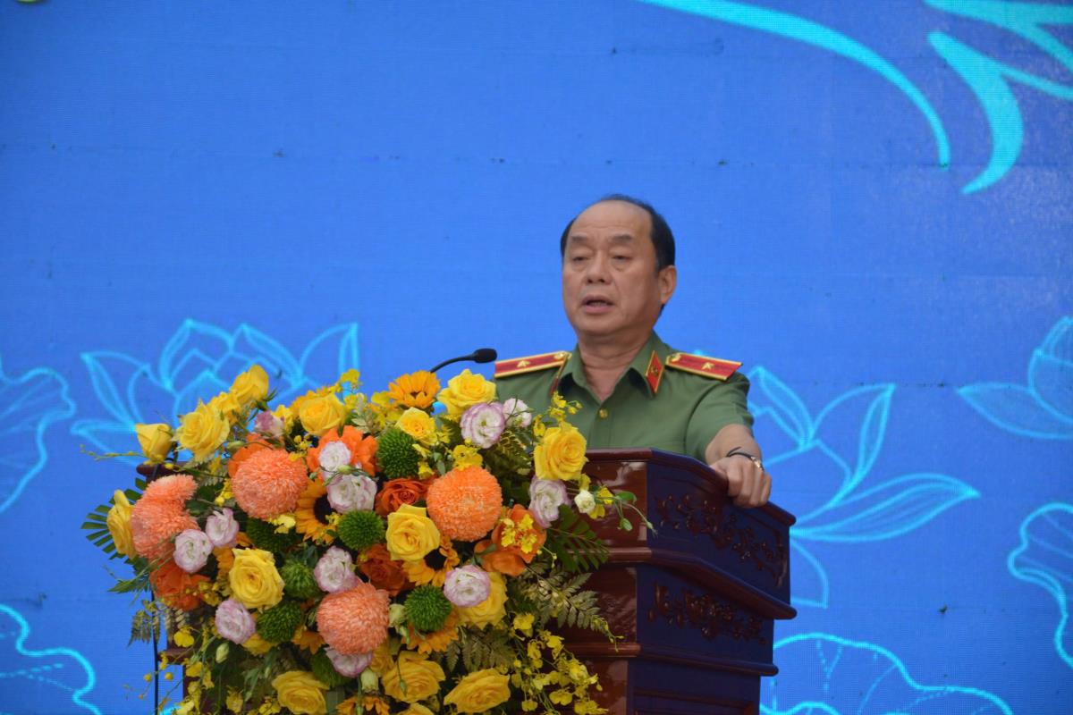 Các đồng chí lãnh đạo tặng hoa chúc mừng Ban Phụ nữ Công an TP Đà Nẵng nhiệm kỳ 2025-2030