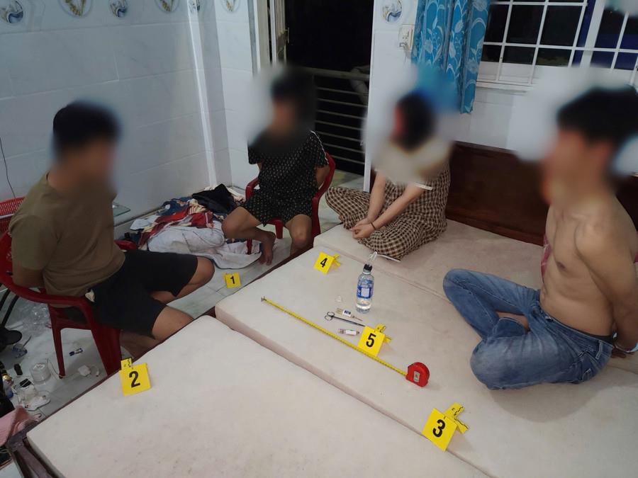 4 đối tượng tổ chức sử dụng trái phép chất ma túy bị bắt quả tang.