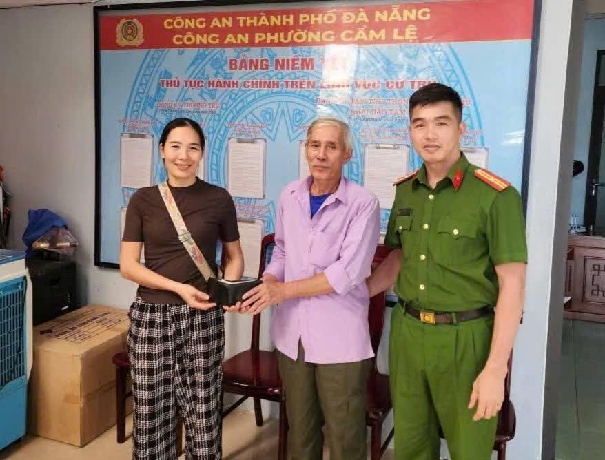 Chị Chi trao lại toàn bộ tài sản nhặt được cho ông Phương.