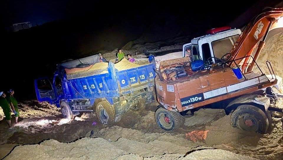 Hiện trường vụ khai thác cát trái phép bị bắt quả tang.