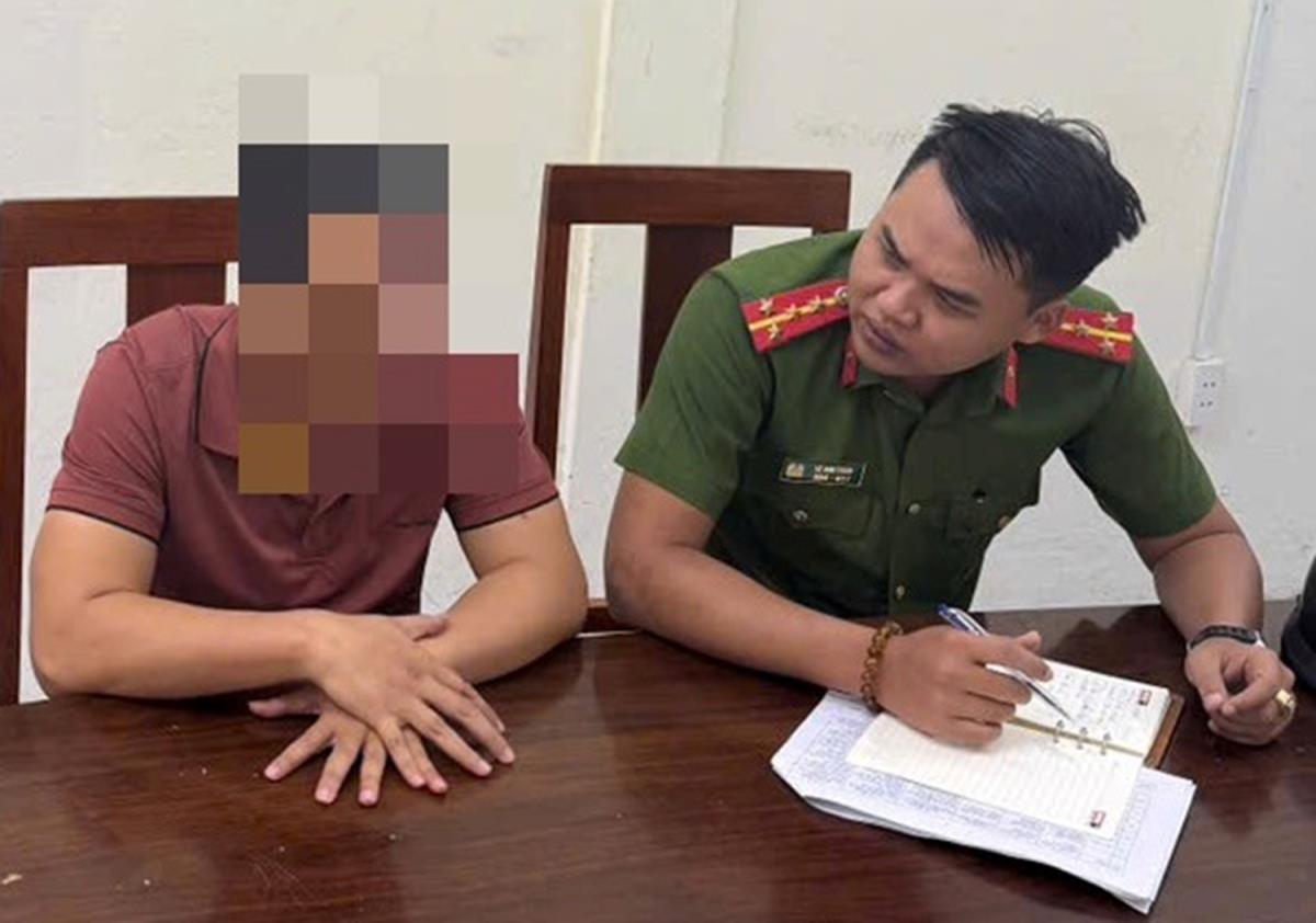 Cán bộ Công an phường động viên anh K.