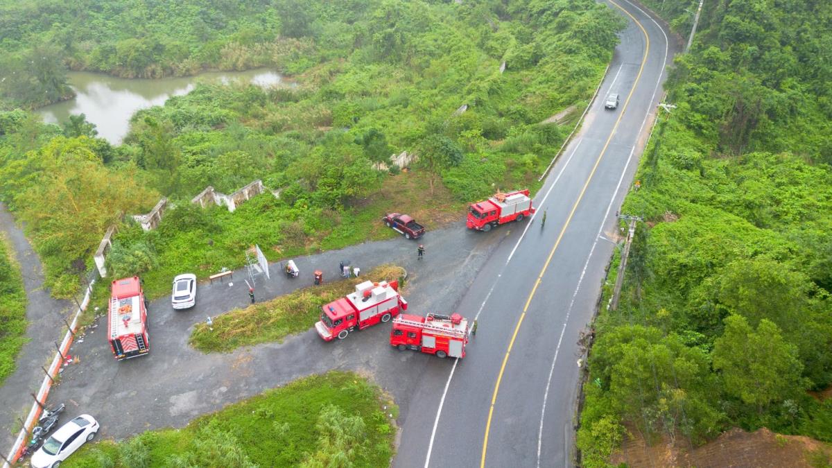 Cùng lúc này, một nạn nhân mắc kẹt ở dưới gầm xe ô tô cũng được giải cứu.