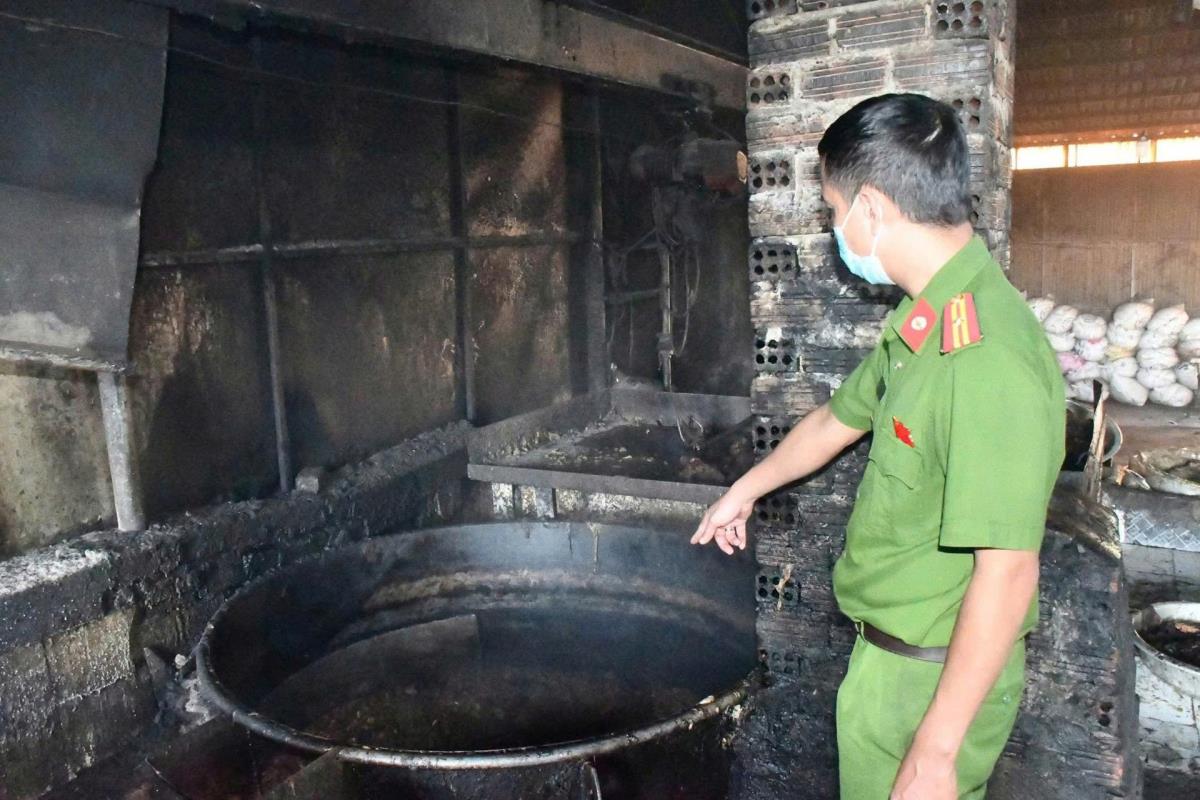 Tang vật mỡ và xác mỡ động vật chế biến trái phép bị Công an xã Hòa Tiến phát hiện