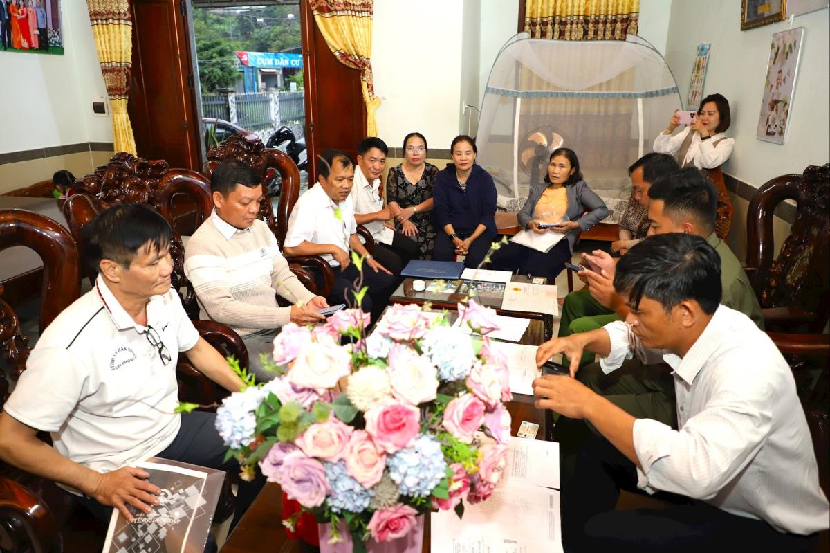 Người dân phường Đông Gia Nghĩa đến nhà văn hóa tổ dân phố thực hiện kê khai, chuẩn hóa thông tin đất đai vào buổi tối