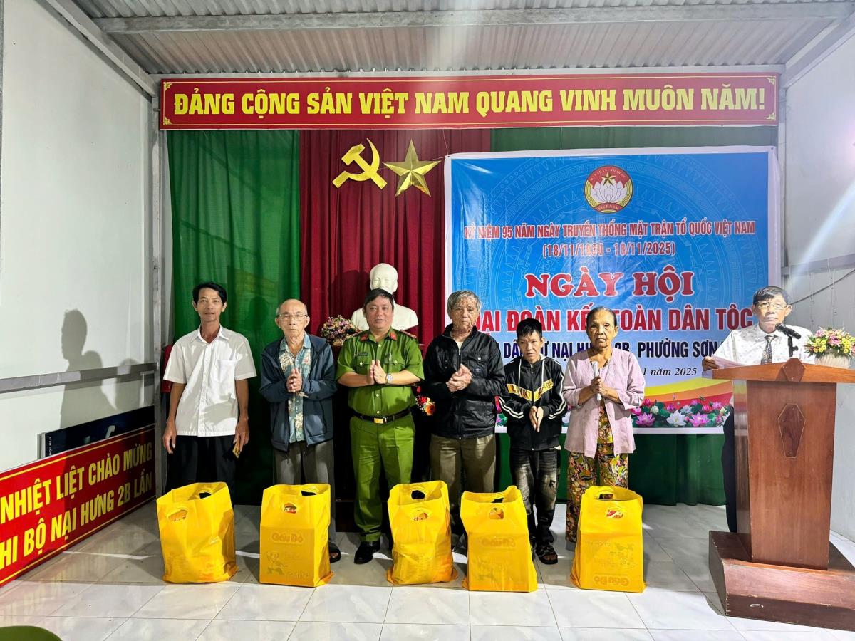 Lãnh đạo CAP. Sơn Trà trao tặng quà hỗ trợ các hộ nghèo và gia đình chính sách trên địa bàn