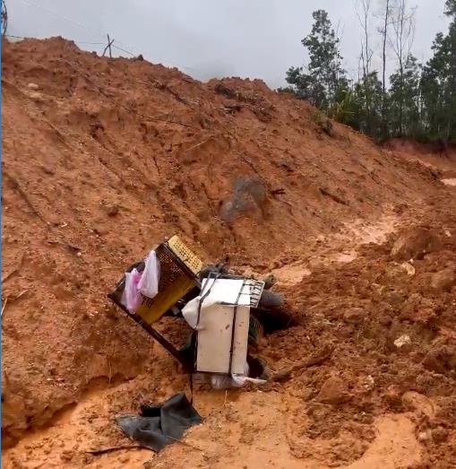 Xe máy của người dân không kịp quay đầu bị vùi lấp.