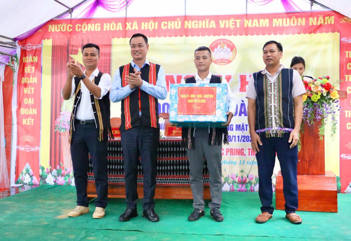 Thiếu tướng Nguyễn Hữu Hợp chụp ảnh lưu niệm với cán bộ phường Hòa Khánh và khu dân cư Hòa Phú 1B.