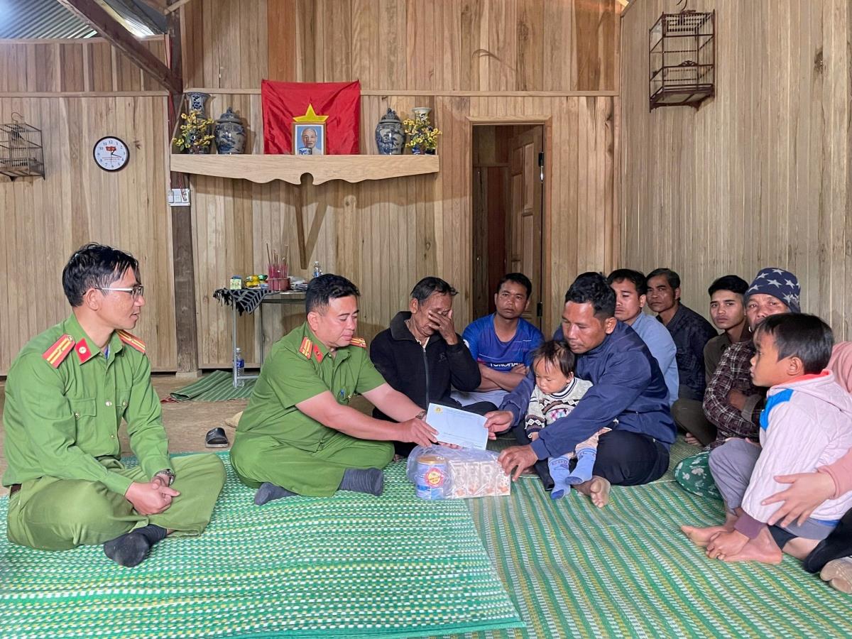 Công an xã Hùng Sơn thăm hỏi, động viên các gia đình có người bị nạn trong vụ sạt lở đất