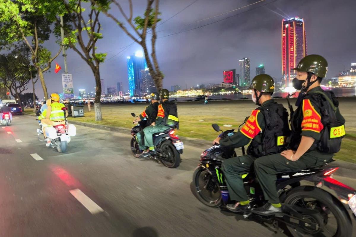 Nguyễn Trần Hoài Nam (trái) và Nguyễn Văn Công tại hiện trường vụ tổ chức sử dụng ma túy.