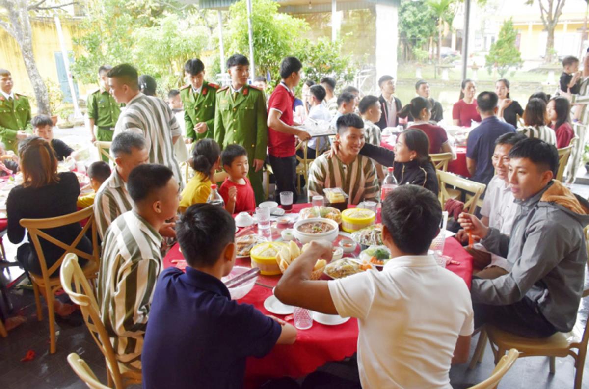 Ấm áp bữa cơm đoàn viên.