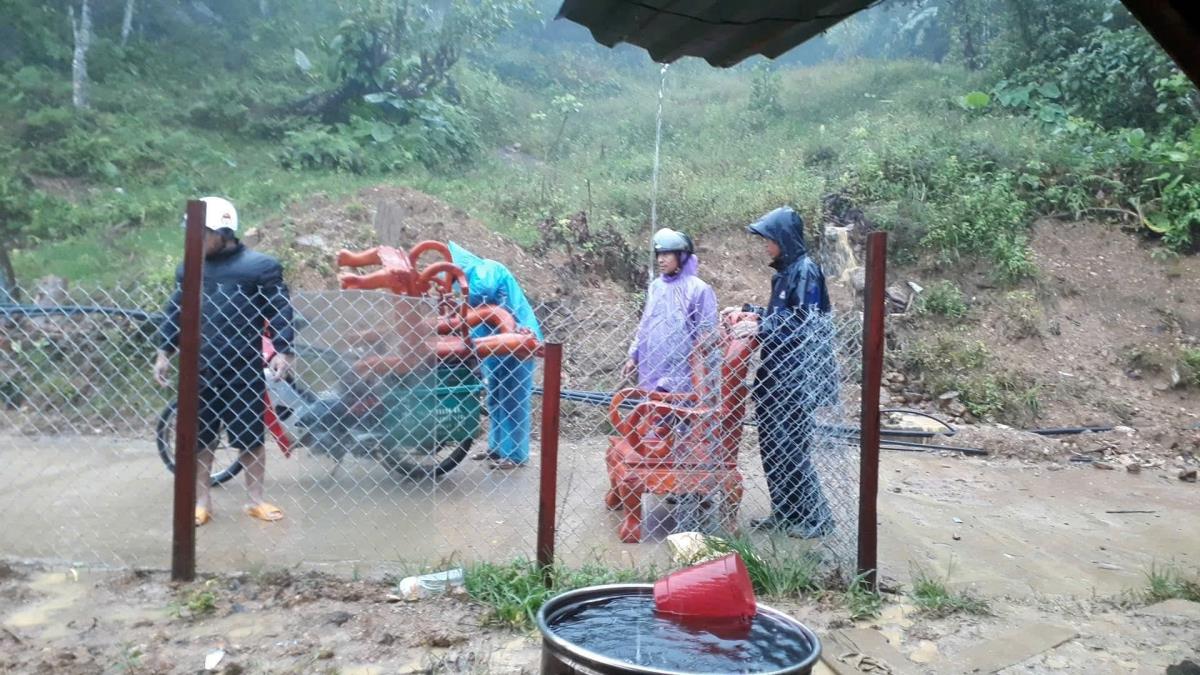 Người dân các thôn có nguy cơ sạt lở di dời tài sản đến nơi an toàn