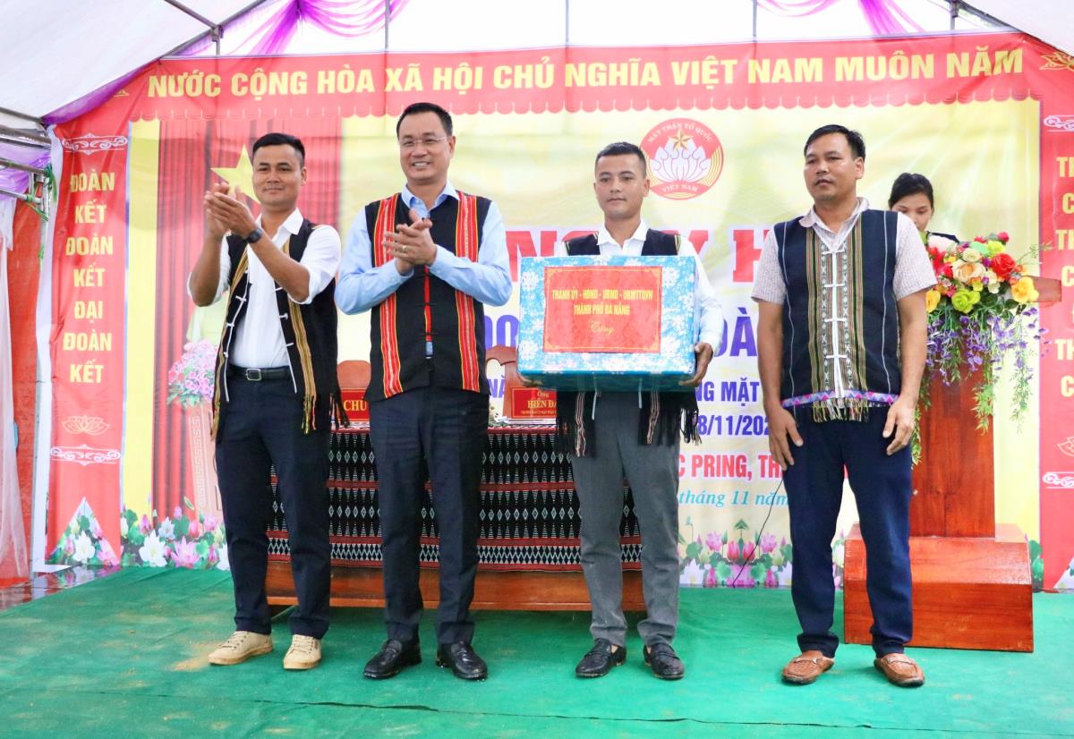 Chánh Văn phòng Thành ủy Đà Nẵng Trần Thắng Lợi và Phó Chủ tịch UBND thành phố Lê Quang Nam làm việc với lãnh đạo xã Trà Đốc.