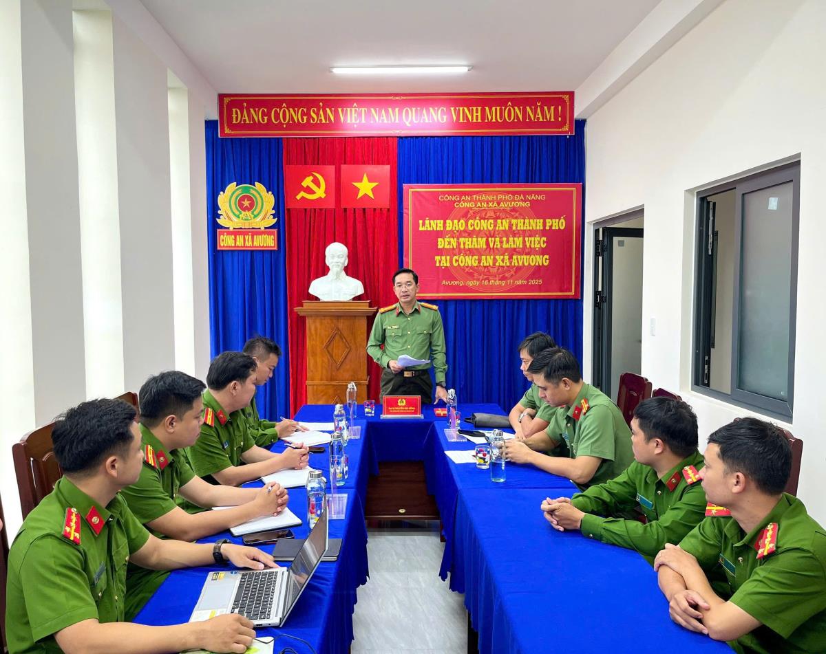 Đại tá Nguyễn Đại Đồng thay mặt Đảng ủy, Ban giám đốc Công an TP Đà Nẵng tặng quà cho Công an xã A Vương vì đã hoàn thành tốt nhiệm vụ trong thời gian qua