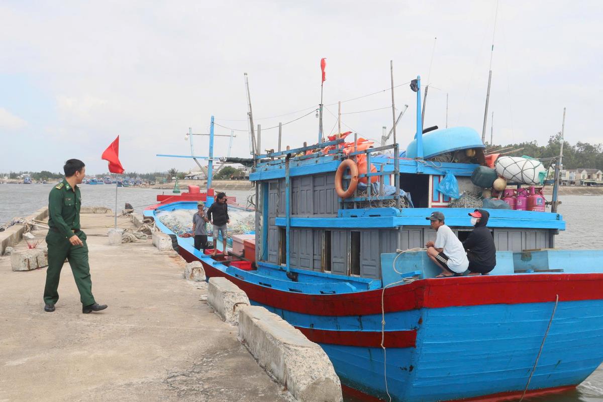 Trước khi bốc dỡ hải sản, ông Đua mang toàn bộ sổ sách, giấy tờ đến Trạm Kiểm soát Biên phòng Sa Kỳ báo cáo.