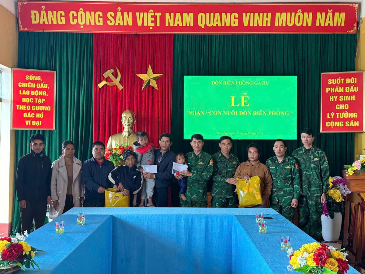 Lễ nhận “Con nuôi đồn biên phòng” đối với hai cháu Dương và Hoàng.