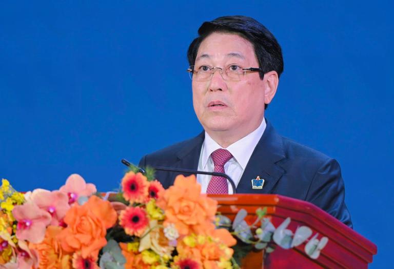 Bộ trưởng Bộ GD-ĐT Nguyễn Kim Sơn trao Cờ thi đua cho các tập thể.