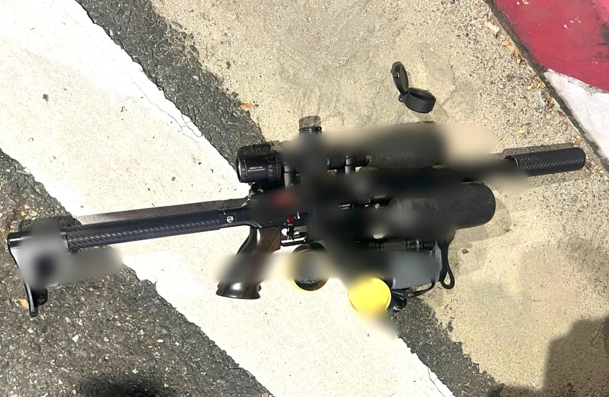 Khẩu súng nén hơi tang vật bị thu giữ.