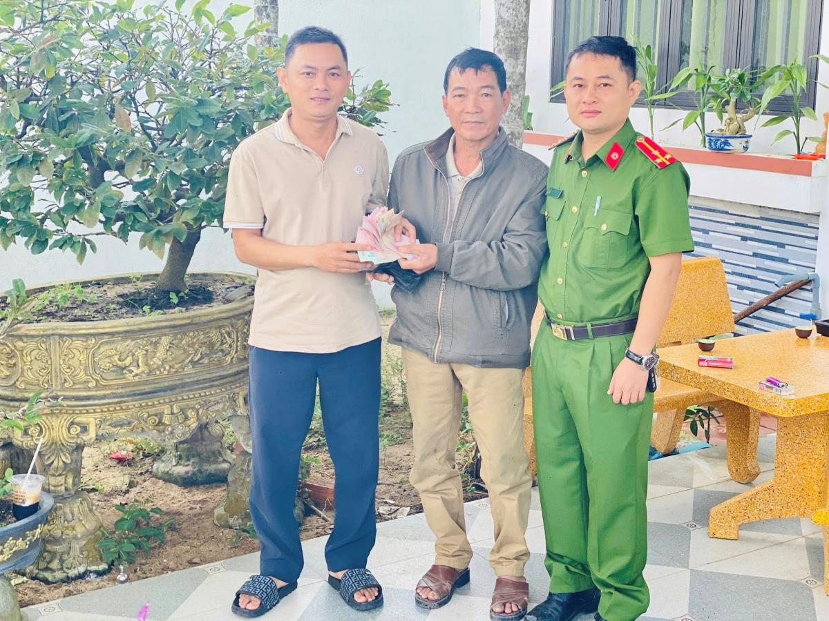 Ông Được trao lại chiếc ví nhặt được cho anh Phụng.