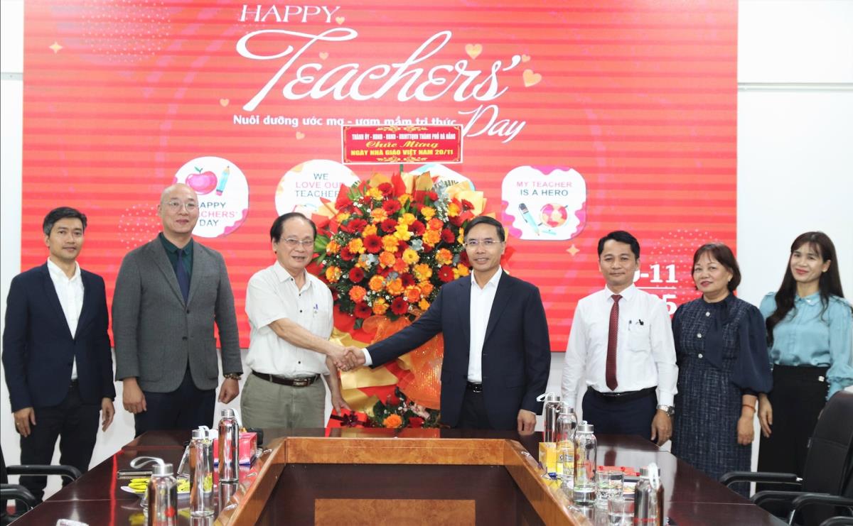 Chủ tịch UBND thành phố Phạm Đức Ấn thăm, chúc mừng Trường Đại học Kiến trúc Đà Nẵng.