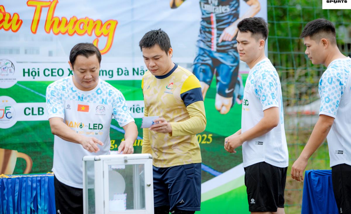 Cầu thủ các đội bóng quyên góp ủng hộ đồng bào bị ảnh hưởng thiên tai.