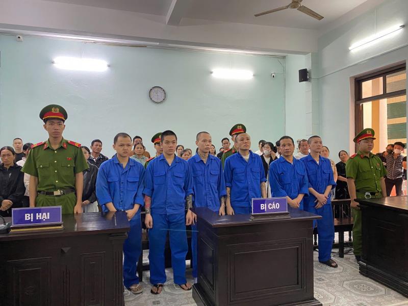 6 bị cáo: Thạnh, Bình, Khánh, Văn Ngọc, Tuấn Ngọc, Duy và bị cáo Long tại phiên xét xử.