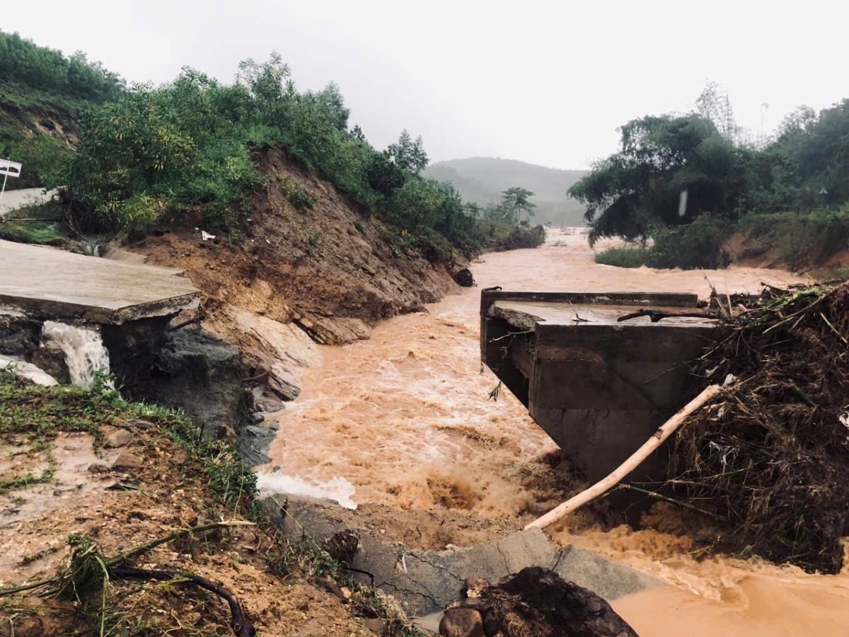 Lốc xoáy làm hư hại nhiều nhà dân ở xã Nguyễn Nghiêm