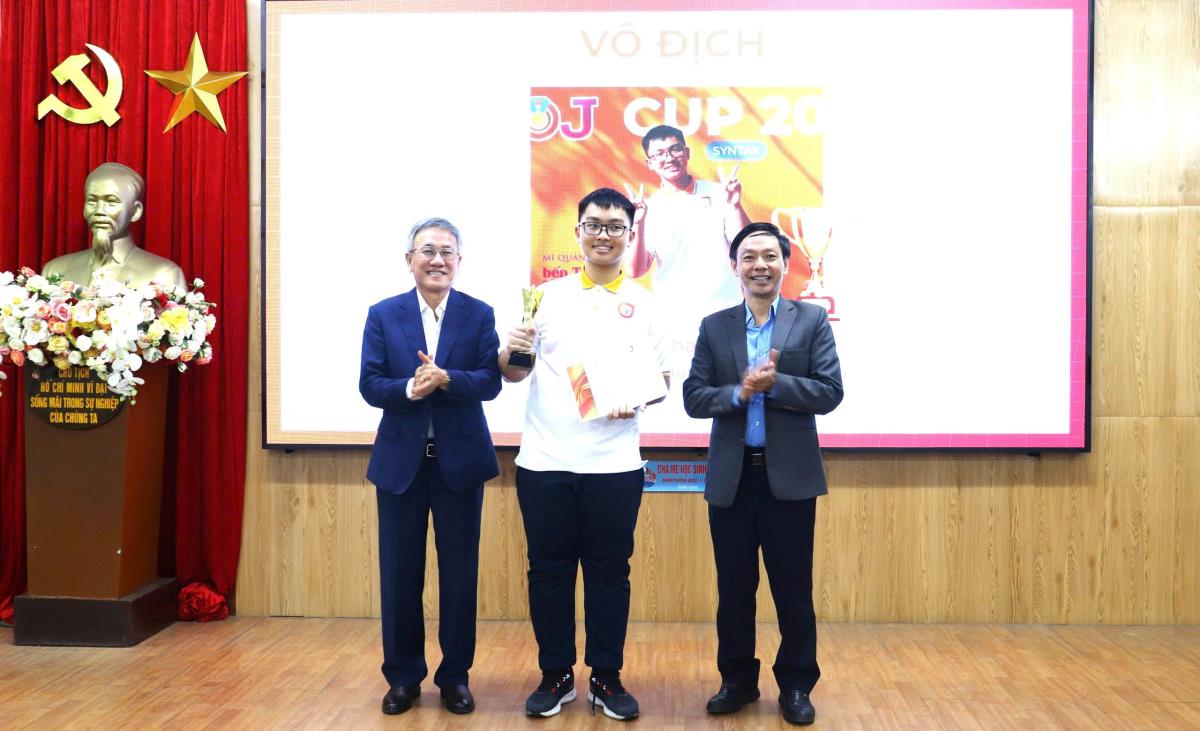 Em Nguyễn Phú Nhân (phải), học sinh trường THPT chuyên Lê Quý Đôn, TP Đà Nẵng là một trong hai thí sinh đạt giải Nhì