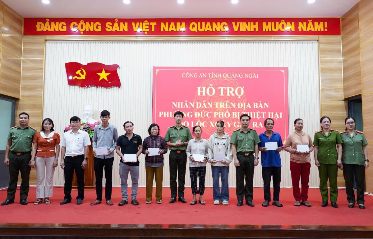 Đại tá Võ Văn Dương, Phó Giám đốc Công an tỉnh Quảng Ngãi cùng đoàn công tác động viên, hỗ trợ người dân khắc phục hậu quả lốc xoáy.