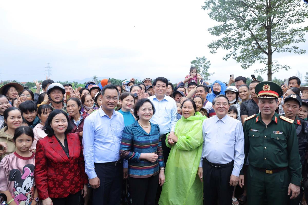 Chủ tịch nước Lương Cường trao tặng kinh phí 20 tỷ đồng đến Đảng bộ, chính quyền và nhân dân TP Đà Nẵng góp phần giúp thành phố khắc phục kịp thời các thiệt hai do thiên tai gây ra.