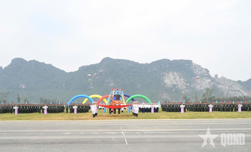 Các đoàn VĐV tại Lễ khai mạc Hội thao.