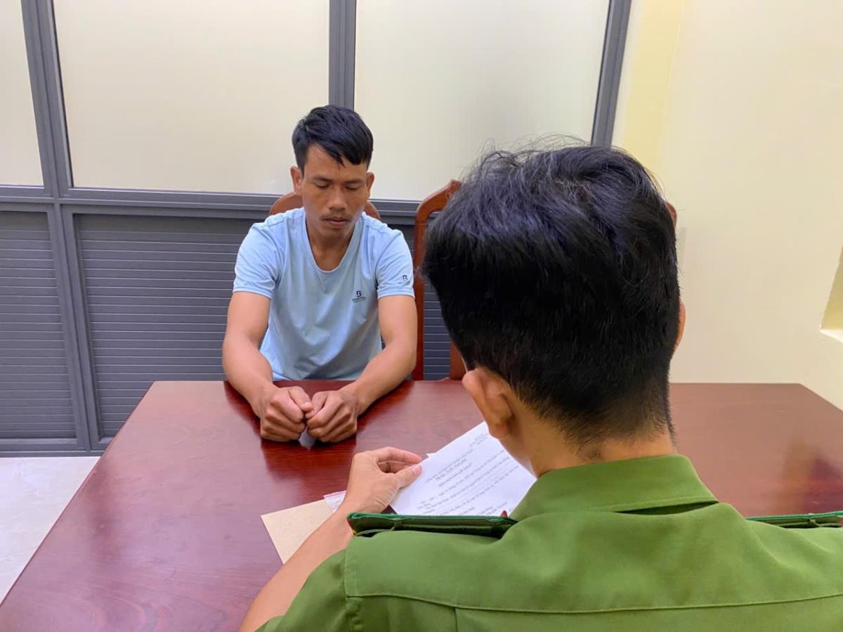 Đối tượng KBít bị bắt giữ cùng 3 chiếc xe máy tang vật trộm cắp.