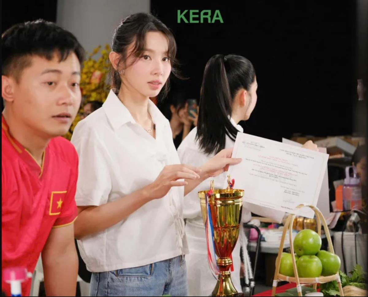 Hoa hậu Thùy Tiên trong một lần quảng cáo kẹo Kera.