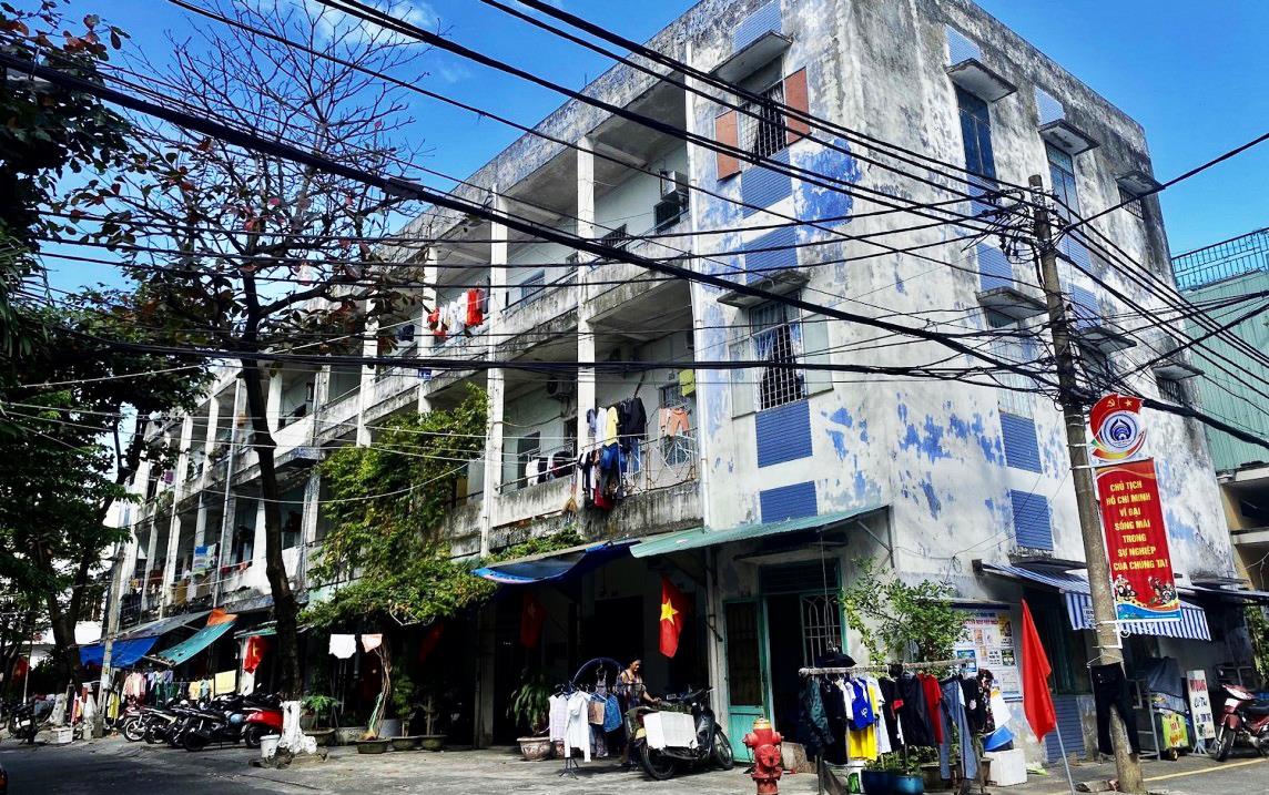 Một khối nhà thuộc Khu chung cư Hòa Minh hiện đang xuống cấp trầm trọng.